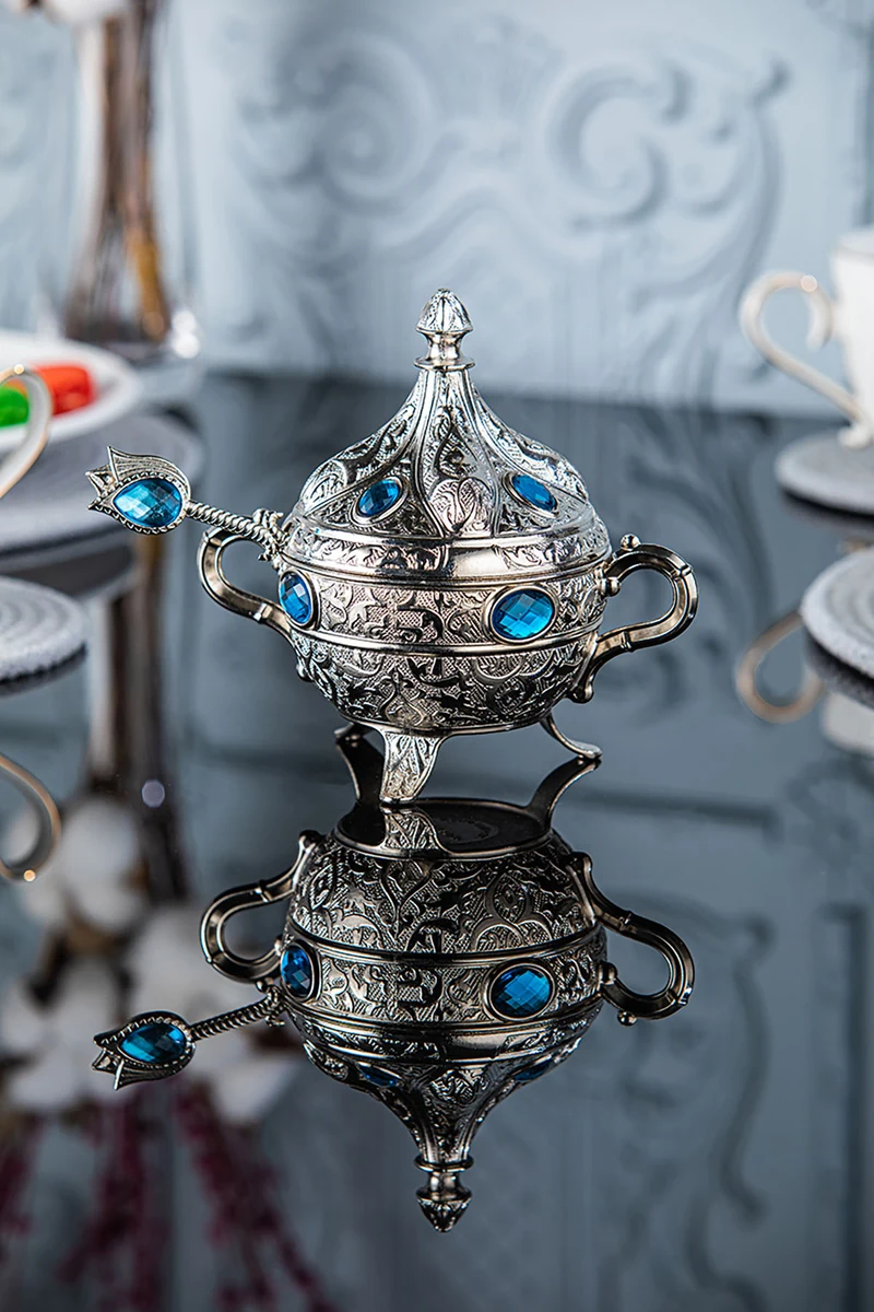 Сахарница с ложкой и разноцветными декоративными камнями