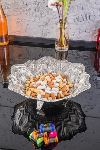 Sechseckige Pralinenschale auf Füßen